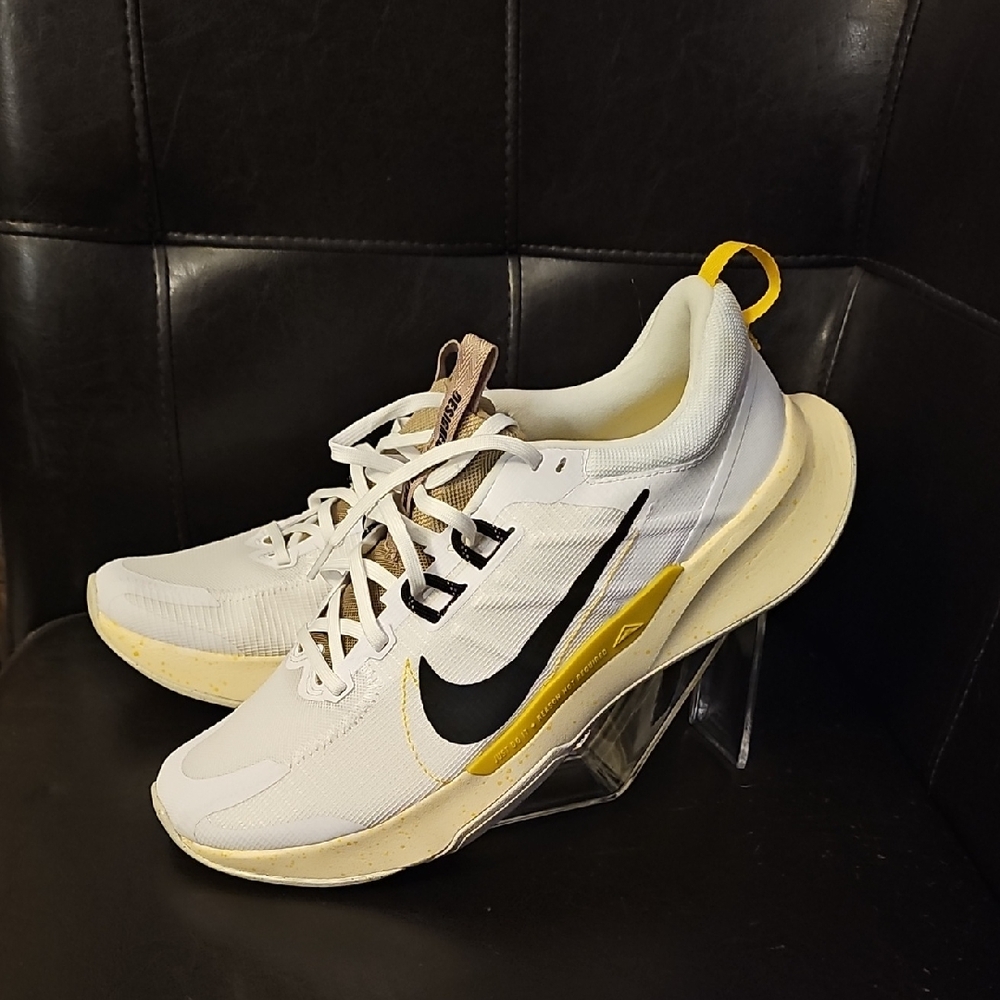 Nike Men's White and Black Athletic Shoes with Yellow Accents